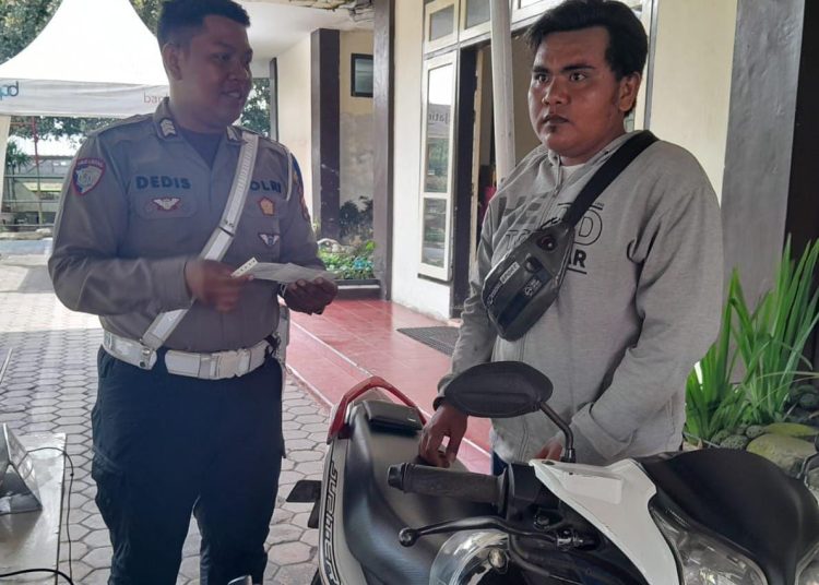 Satlantas Polres Lumajang Gelar Operasi Zebra, Masyarakat Apresiasi Kinerja Brigpol Dedis