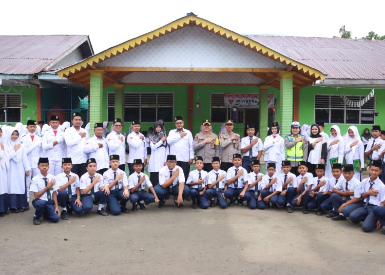 Secara Serentak Menjadi Pembina Upacara Bendera di Sekolah Sekolah yang ada di Kabupaten Langkat, Polres Langkat Tanamkan Sikap Disiplin.