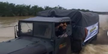 Banjir Rendam Langkat, Polres Salurkan Bantuan Sembako dan Nasi Bungkus ke Pengungsi