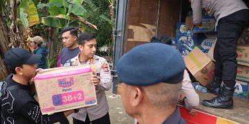 Kapolres Langkat Salurkan Bansos kepada 338 KK Terdampak Banjir di Dusun 10 Paluh Gusta