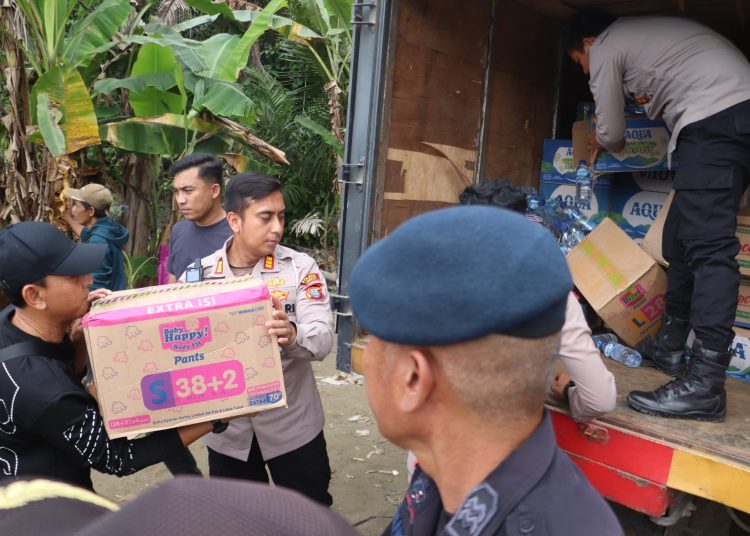 Kapolres Langkat Salurkan Bansos kepada 338 KK Terdampak Banjir di Dusun 10 Paluh Gusta