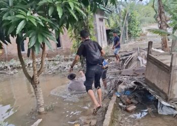 Kapolres Langkat Tercebur Saat Salurkan Bansos Banjir, Tetap Utamakan Warga