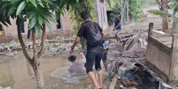 Kapolres Langkat Tercebur Saat Salurkan Bansos Banjir, Tetap Utamakan Warga