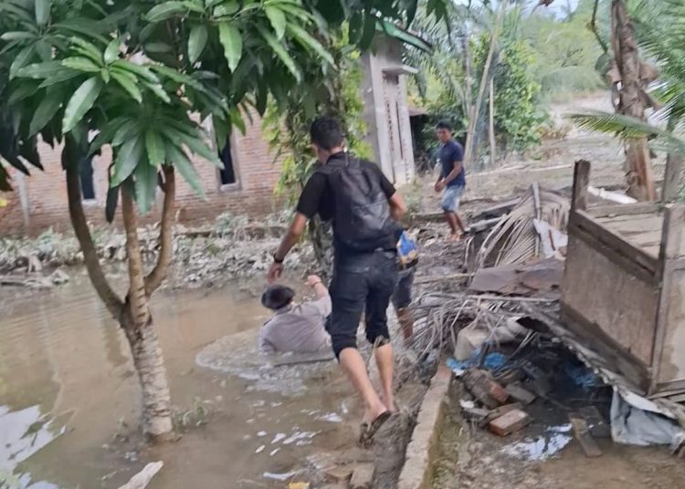 Kapolres Langkat Tercebur Saat Salurkan Bansos Banjir, Tetap Utamakan Warga