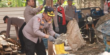 Puluhan Anggota Polres Tuban Datangi Lokasi Yang Terdampak Bencana Angin Puting Beliung 