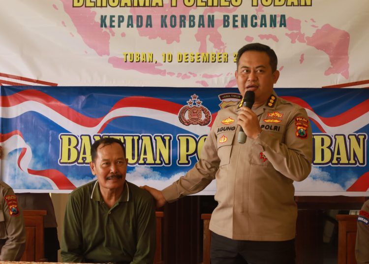 Kombespol Agung Setyo Nugroho, S.I.K (PLT) Kapolres Tuban Pimpin Langsung Giat Pemberian Bantuan Sosial Kepada Terdampak Angin Puting Beliung