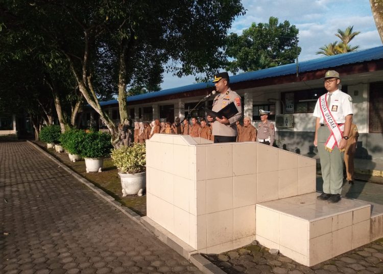Kabag SDM Polres Langkat Jadi Pembina Upacara di SMA Negeri 1 Stabat, Kapolres Tegaskan Program Pembinaan Pelajar Dilaksanakan hingga Polsek Jajaran