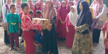 SDN Tamansari II Dringu Salurkan Bantuan di Panti Asuhan Hidayatul Islam