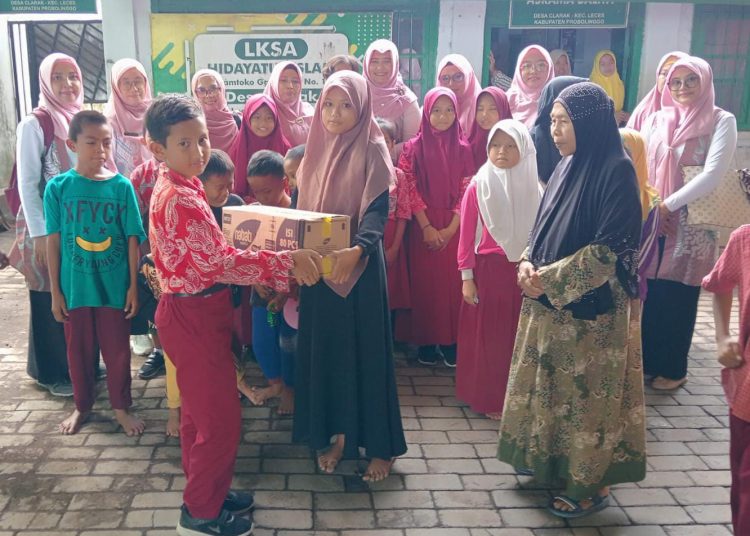 SDN Tamansari II Dringu Salurkan Bantuan di Panti Asuhan Hidayatul Islam