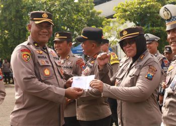 Usai Apel Pagi Kapolres Tuban AKBP Alaiddin S.H, S.I.K, M.H Berikan Kejutan dan Rayakan Ultah Anggota