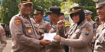 Usai Apel Pagi Kapolres Tuban AKBP Alaiddin S.H, S.I.K, M.H Berikan Kejutan dan Rayakan Ultah Anggota