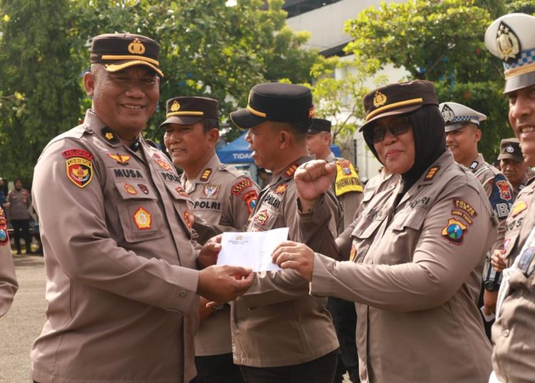 Usai Apel Pagi Kapolres Tuban AKBP Alaiddin S.H, S.I.K, M.H Berikan Kejutan dan Rayakan Ultah Anggota