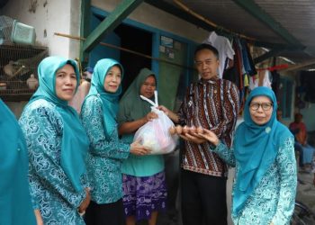 Kolaborasi Pemkab Tuban dan TP PKK Salurkan Paket Sembako Bagi Masyarakat, Ketua TP PKK : Untuk Ringankan Beban Ekonomi 