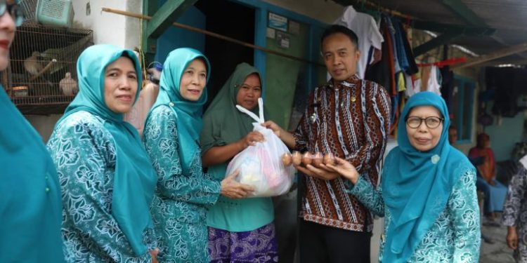 Kolaborasi Pemkab Tuban dan TP PKK Salurkan Paket Sembako Bagi Masyarakat, Ketua TP PKK : Untuk Ringankan Beban Ekonomi 