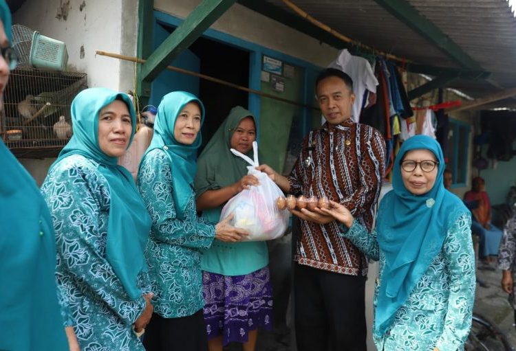 Kolaborasi Pemkab Tuban dan TP PKK Salurkan Paket Sembako Bagi Masyarakat, Ketua TP PKK : Untuk Ringankan Beban Ekonomi 