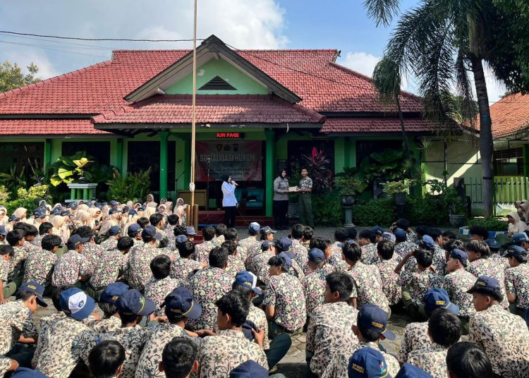 Polres Probolinggo Kota Masuk Sekolah, Bekali Ratusan Siswa SMPN 4 Ilmu Anti Bullying
