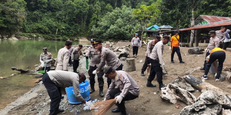 Polsek Padang Tualang Gotong Royong Bersihkan Ekowisata Tangkahan, Warga Apresiasi Kepedulian Polri