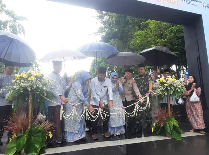 Upaya Perkuat UMKM Bupati Bojonegoro Resmikan Bazar Romadhon Bahagia 1447 Hijriyah