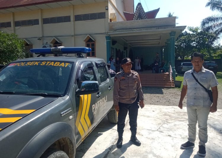 *Polsek Stabat Laksanakan Patroli Pengamanan Gereja, Kapolres Langkat Tegaskan Komitmen Jaga Toleransi dan Kamtibmas*