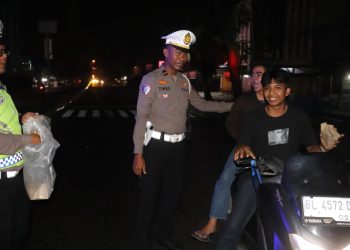 Hari ke-7 Ramadhan, Sahur On The Road Serentak Seluruh Jajaran Polres Langkat Berbagi Nasi Sahur
