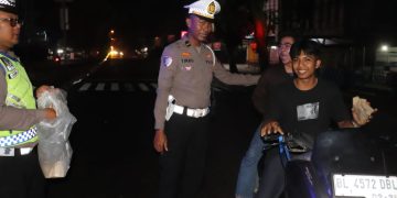 Hari ke-7 Ramadhan, Sahur On The Road Serentak Seluruh Jajaran Polres Langkat Berbagi Nasi Sahur