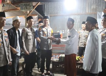 Perkuat Keamanan Malam Ramadan, Polres Probolinggo Kota Distribusikan Senter ke Petugas Ronda