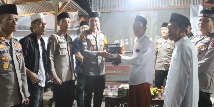 Perkuat Keamanan Malam Ramadan, Polres Probolinggo Kota Distribusikan Senter ke Petugas Ronda