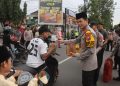 Polres Probolinggo Kota Bagi-Bagi Takjil untuk Pengendara