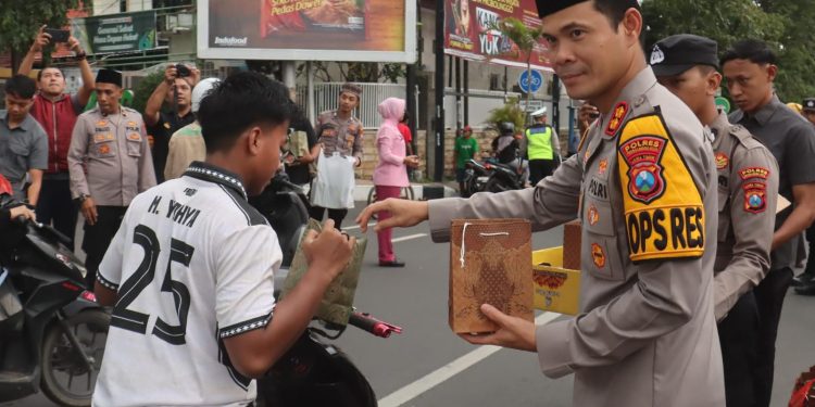 Polres Probolinggo Kota Bagi-Bagi Takjil untuk Pengendara