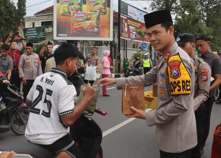 Polres Probolinggo Kota Bagi-Bagi Takjil untuk Pengendara
