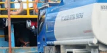 Polres Bitung,”Dibuat Buta,” Tangki Industri PT Arias Putra Energi Menyelundup BBM bersubsidi Ke Kapal BITUNG, Reportase INC – Mobil tangki industri PT Aries penyelundup BBM (Bahan Bakar Minyak) bersubsidi jenis solar menyuplai solar subsidi ke kapal nelayan dari luar kota Bitung PT Mina Haslindo 2/3/2026 sekitar jam 4. sore Mobil tangki berlebel PT Arias Putra Energi dengan kapasitas 8000 KL menyuplai ke kapal nelayan di Dermaga Perikani setelah itu kapal tersebut langsung berangkat 2/3/2026 Aktivis tersebut sudah sering terjadi namun tidak ada penindakan dari pihak yang berwenang dugaan kuat adanya payung tak terlihat seperti upeti sehingga mereka di buat buta. Empat unit tangki industri berlogo PT Arias Putra Energi Tiap hari beraktivitas menyedot BBM bersubsidi jenis solar di berbagai penampungan dan menjual dengan harga BBM industri ke kapal-kapal luar Mobil tangki industri tersebut menurut sumber,” milik oknum yang kelola bernama Yoko yang berdomisili di kota Bitung . PT Arias Putra Energi Sebuah perusahaan yang memiliki dokumen yang jelas namun hanya kamuflase saja karena aktivitas sehari-hari mengangkut BBM bersubsidi,” Jelas sumber yang tak ingin namanya di publikasikan.2/3/2026 Yoko yang di sebut sebagai pengelola mobil tangki industri PT Arias Putra Energi yang di hubungi Wartawan media ini melalui WhatsApp pribadi tidak merespon walaupun ponsel tersebut aktif.3/3/2026 Salah seorang warga,minta Kapolres Bitung untuk menangkap mobil tangki industri tersebut yang sangat meresahkan masyarakat dan merugikan Negara . Penjualan solar subsidi secara ilegal dapat dikenai sanksi pidana penjara dan denda yang diatur dalam Undang-Undang Nomor 22 Tahun 2001 tentang Minyak dan Gas Bumi Memahami bahwa bisnis yang di kerjakan dalah bisnis Ilegal Dengan adanya bukti-bukti penyelundup BBM bersubsidi, aturannya sudah jelas undang-undang migas tak di terapkan sedangkan, setiap orang yang melakukan pengangkutan BBM secara ilegal (tanpa Izin Usaha Pengangkutan) dapat dipidana penjara paling lama 4 (empat) tahun dan denda paling banyak Rp 40 miliar Bisnis ilegal yang menjanjikan sangat merugikan negara dan masyarakat Pasal 51 – Pasal 58 Undang-Undang Nomor 22 Tahun 2001 tentang Minyak dan Gas Bumi (UU Migas) telah menjelaskan adanya pasal-pasal tindak pidana. Tindak pidana tersebut dibagi dalam tiga jenis, yakni Pelanggaran, Kejahatan, dan Pidana tambahan. Sampai berita ini di tayangkan tim media Ini belum ada respon dengan pemilik Tangki tersebut maupun pihak polres Bitung belum bisa di temui Tim investigasi media ini berupaya menemui Yang bersangkutan 3/3/2026. (Rosna)