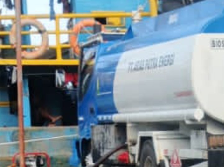 Polres Bitung,”Dibuat Buta,” Tangki Industri PT Arias Putra Energi Menyelundup BBM bersubsidi Ke Kapal BITUNG, Reportase INC – Mobil tangki industri PT Aries penyelundup BBM (Bahan Bakar Minyak) bersubsidi jenis solar menyuplai solar subsidi ke kapal nelayan dari luar kota Bitung PT Mina Haslindo 2/3/2026 sekitar jam 4. sore Mobil tangki berlebel PT Arias Putra Energi dengan kapasitas 8000 KL menyuplai ke kapal nelayan di Dermaga Perikani setelah itu kapal tersebut langsung berangkat 2/3/2026 Aktivis tersebut sudah sering terjadi namun tidak ada penindakan dari pihak yang berwenang dugaan kuat adanya payung tak terlihat seperti upeti sehingga mereka di buat buta. Empat unit tangki industri berlogo PT Arias Putra Energi Tiap hari beraktivitas menyedot BBM bersubsidi jenis solar di berbagai penampungan dan menjual dengan harga BBM industri ke kapal-kapal luar Mobil tangki industri tersebut menurut sumber,” milik oknum yang kelola bernama Yoko yang berdomisili di kota Bitung . PT Arias Putra Energi Sebuah perusahaan yang memiliki dokumen yang jelas namun hanya kamuflase saja karena aktivitas sehari-hari mengangkut BBM bersubsidi,” Jelas sumber yang tak ingin namanya di publikasikan.2/3/2026 Yoko yang di sebut sebagai pengelola mobil tangki industri PT Arias Putra Energi yang di hubungi Wartawan media ini melalui WhatsApp pribadi tidak merespon walaupun ponsel tersebut aktif.3/3/2026 Salah seorang warga,minta Kapolres Bitung untuk menangkap mobil tangki industri tersebut yang sangat meresahkan masyarakat dan merugikan Negara . Penjualan solar subsidi secara ilegal dapat dikenai sanksi pidana penjara dan denda yang diatur dalam Undang-Undang Nomor 22 Tahun 2001 tentang Minyak dan Gas Bumi Memahami bahwa bisnis yang di kerjakan dalah bisnis Ilegal Dengan adanya bukti-bukti penyelundup BBM bersubsidi, aturannya sudah jelas undang-undang migas tak di terapkan sedangkan, setiap orang yang melakukan pengangkutan BBM secara ilegal (tanpa Izin Usaha Pengangkutan) dapat dipidana penjara paling lama 4 (empat) tahun dan denda paling banyak Rp 40 miliar Bisnis ilegal yang menjanjikan sangat merugikan negara dan masyarakat Pasal 51 – Pasal 58 Undang-Undang Nomor 22 Tahun 2001 tentang Minyak dan Gas Bumi (UU Migas) telah menjelaskan adanya pasal-pasal tindak pidana. Tindak pidana tersebut dibagi dalam tiga jenis, yakni Pelanggaran, Kejahatan, dan Pidana tambahan. Sampai berita ini di tayangkan tim media Ini belum ada respon dengan pemilik Tangki tersebut maupun pihak polres Bitung belum bisa di temui Tim investigasi media ini berupaya menemui Yang bersangkutan 3/3/2026. (Rosna)