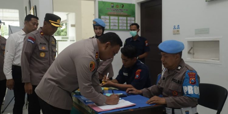 Polres Tuban Gelar Tes Urine Secara Mendadak Untuk Pejabat Utama dan Kapolsek Jajaran