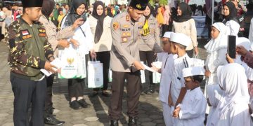 Pererat Silaturahmi, Polres Probolinggo Kota Salurkan Bantuan Beras dan Santunan di Momen Ngabuburit