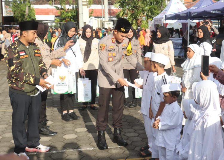 Pererat Silaturahmi, Polres Probolinggo Kota Salurkan Bantuan Beras dan Santunan di Momen Ngabuburit
