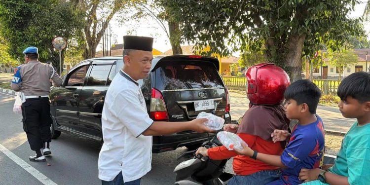 Polres Langkat Berbagi Takjil di Hari ke-18 Ramadhan, Polsek Jajaran Ikut Serentak Berbagi