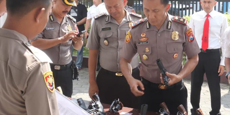 Cegah Penyalahgunaan, Sipropam Polres Probolinggo Kota Periksa Kelayakan Senpi Dinas