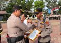 Kapolres Langkat Berikan Penghargaan kepada Personel Berprestasi dan Serahkan Paket Lebaran