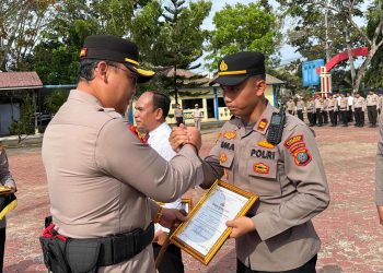 Kapolres Langkat Berikan Penghargaan kepada Personel Berprestasi dan Serahkan Paket Lebaran