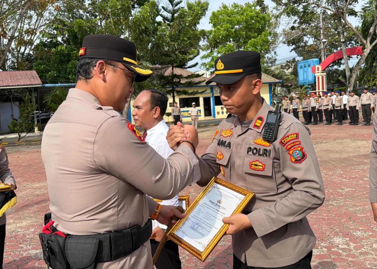 Kapolres Langkat Berikan Penghargaan kepada Personel Berprestasi dan Serahkan Paket Lebaran