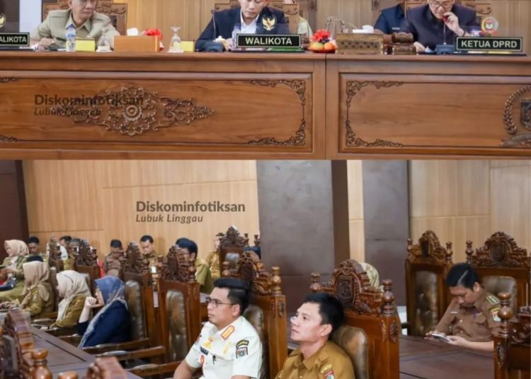 Ketua DPRD Kota Lubuk Linggau Ir. Yulian Efendi Pimpin Rapat Paripurna Mendengarkan Pandangan Umum Fraksi fraksi