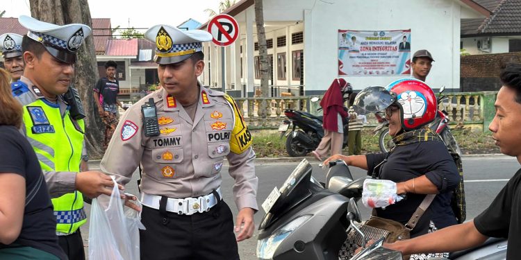 Polres Langkat Berbagi Takjil di Hari ke-22 Ramadhan, Wujud Kepedulian kepada Masyarakat