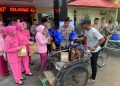 Jelang Hari Raya Idzul Fitri Kapolres Tuban Bagikan Bansos Paket Sembako Kepada Paguyuban Becak dan Serikat Buruh Juga Warga