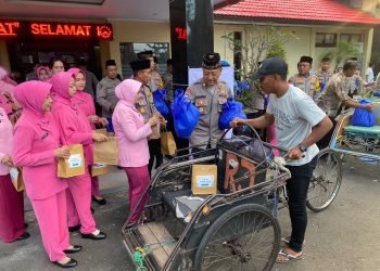 Jelang Hari Raya Idzul Fitri Kapolres Tuban Bagikan Bansos Paket Sembako Kepada Paguyuban Becak dan Serikat Buruh Juga Warga