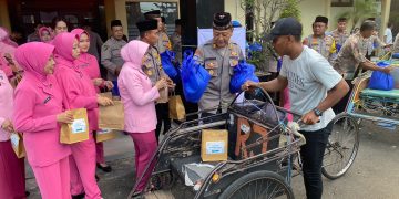 Jelang Hari Raya Idzul Fitri Kapolres Tuban Bagikan Bansos Paket Sembako Kepada Paguyuban Becak dan Serikat Buruh Juga Warga