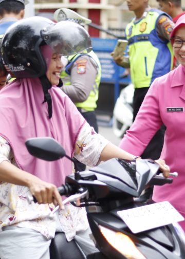 Polres Langkat dan Bhayangkar Berbagi Takjil diHari ke-23 Ramadhan, Wujud Kepedulian kepada Masyarakat