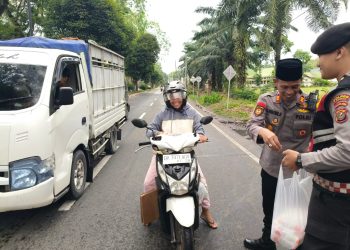 Polres Langkat Berbagi Takjil di Hari ke-24 Ramadhan