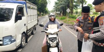 Polres Langkat Berbagi Takjil di Hari ke-24 Ramadhan