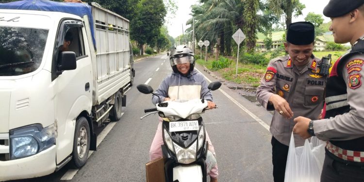 Polres Langkat Berbagi Takjil di Hari ke-24 Ramadhan