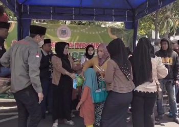 Aliansi Madura Indonesia Salurkan 2.000 Paket Sembako di Depan Gedung Grahadi